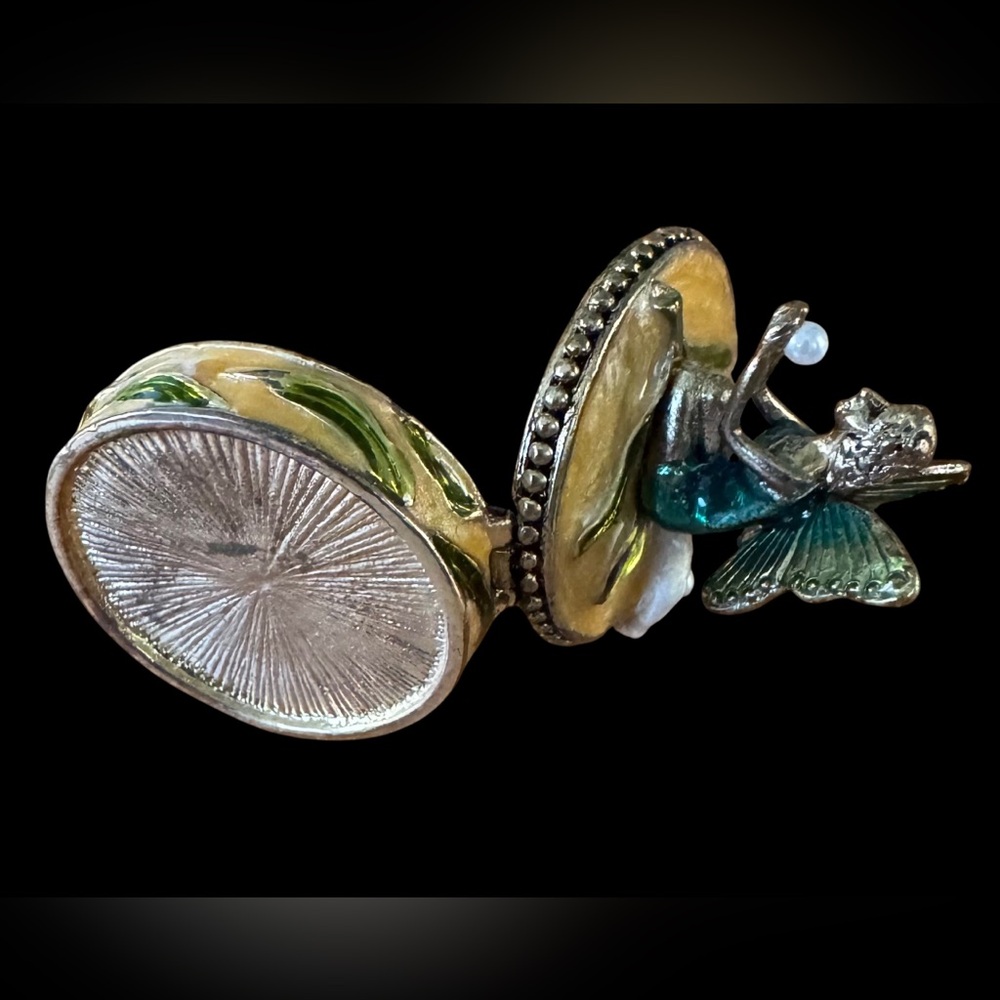 Fairy Holding Faux Pearl Mini Trinket Box - Picture 7 of 7